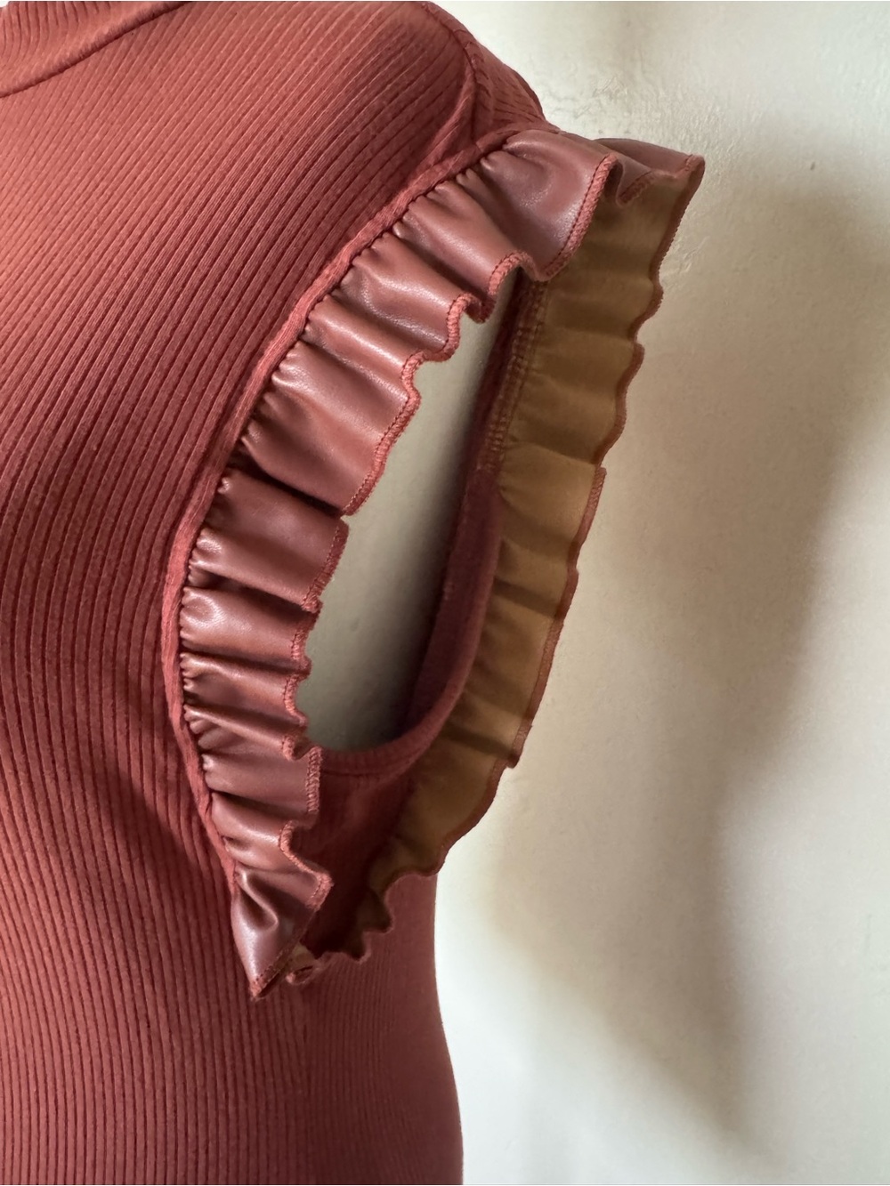 Doe & Rae Rust Ribbed Sleeveless Top with Ruffle Trim Medium - Picture 2 of 8